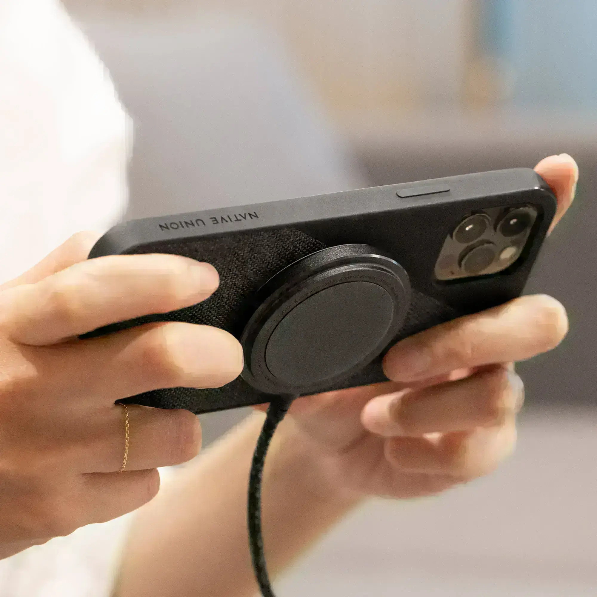 native-union-snap-magnetic-wireless-charger-cosmos-black-snap-wl-cos-2