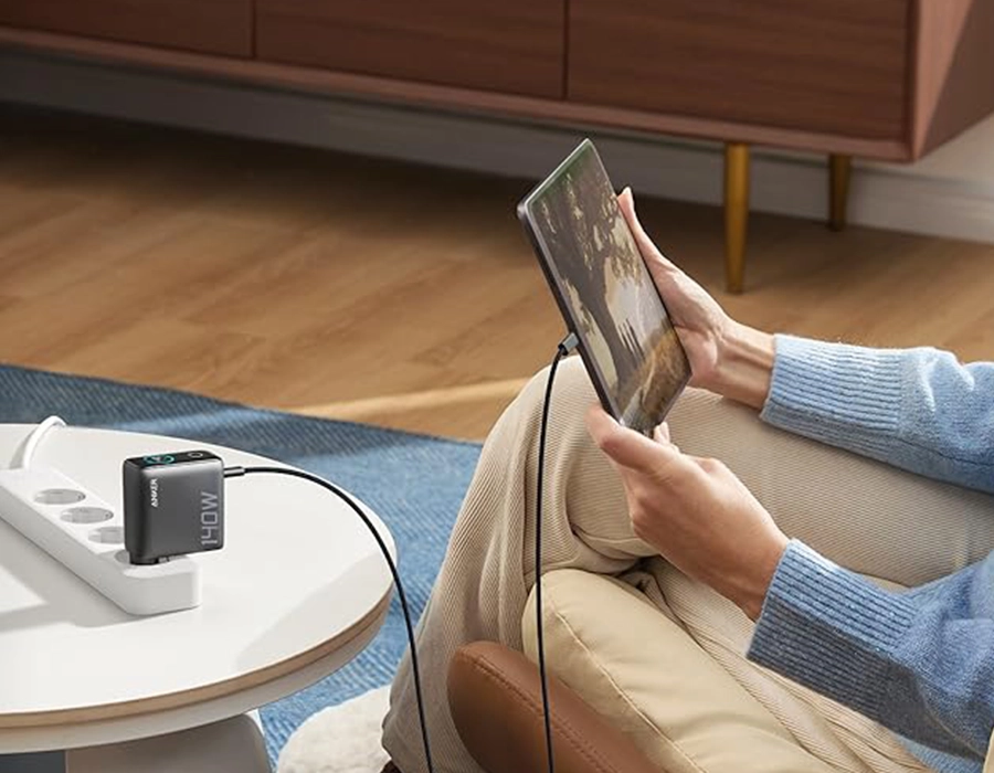 Anker 140W 4-Port USB-C Charger при заряджанні планшета