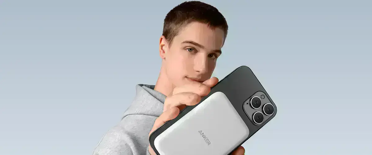 Anker 621 Magnetic Battery прикріплений до iPhone для бездротової зарядки