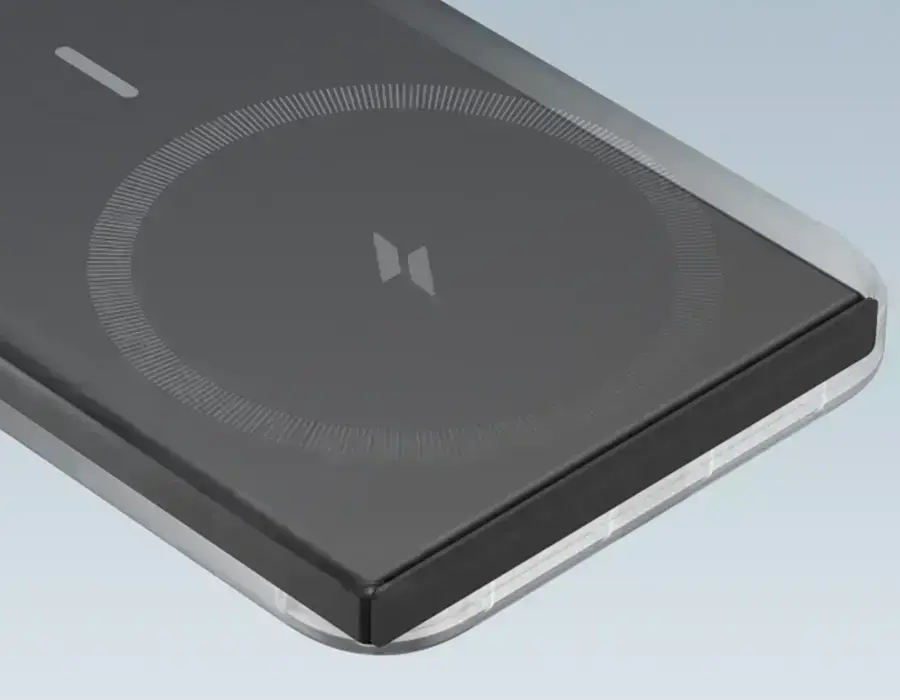 Anker 621 прикріплений до iPhone під час заряджання завдяки магнітній фіксації