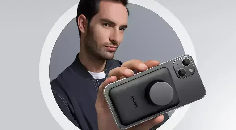 Павербанк Anker 622 прикріплений до iPhone під час зарядки
