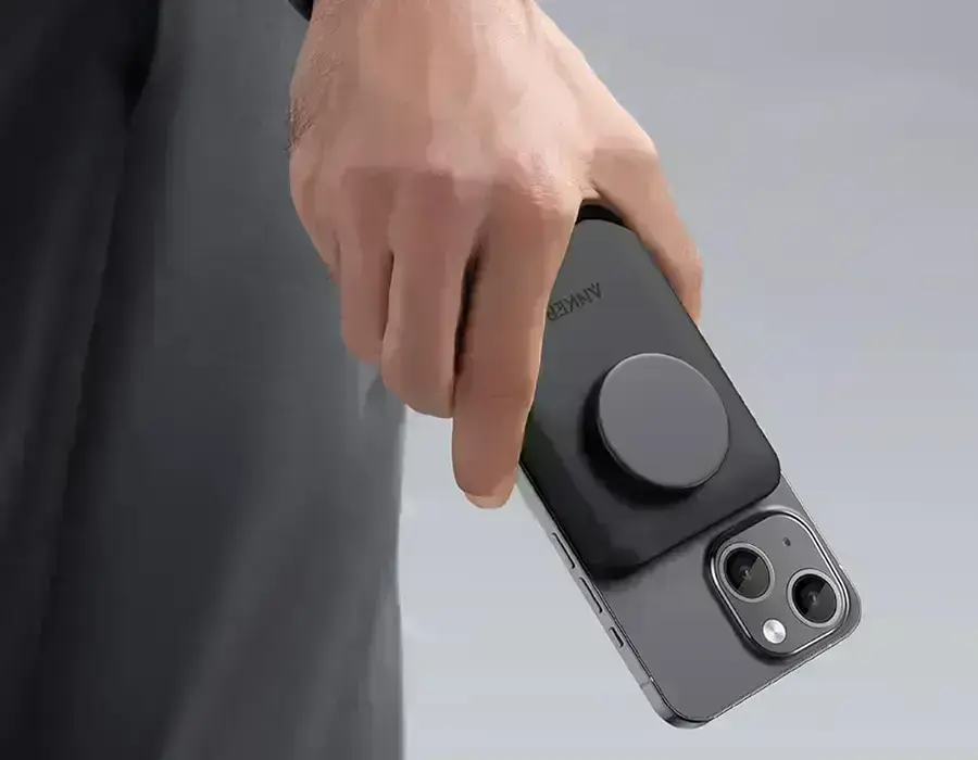 Тонкий профіль Anker 622 у руці користувача