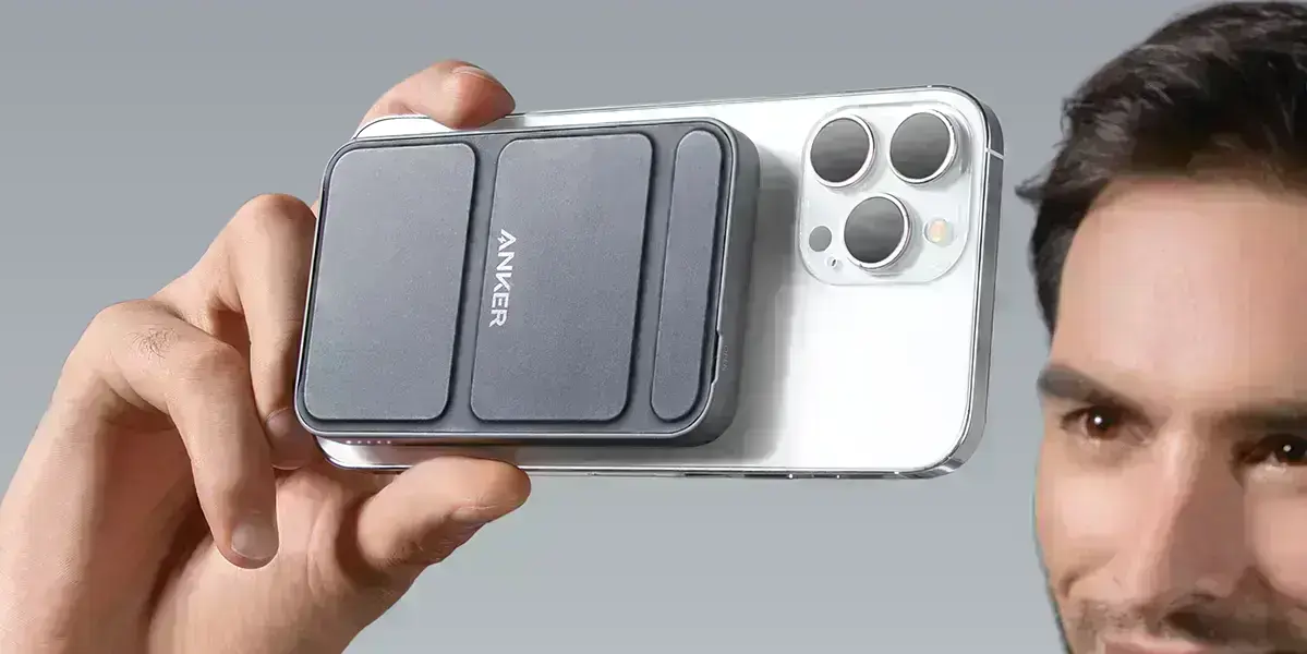 Anker 622 прикріплений до iPhone під час зарядки