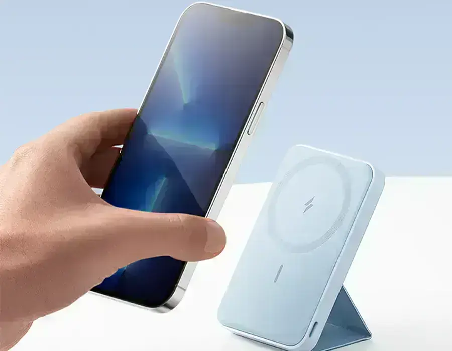 Павербанк Anker 622 тримається на задній панелі iPhone завдяки магнітам