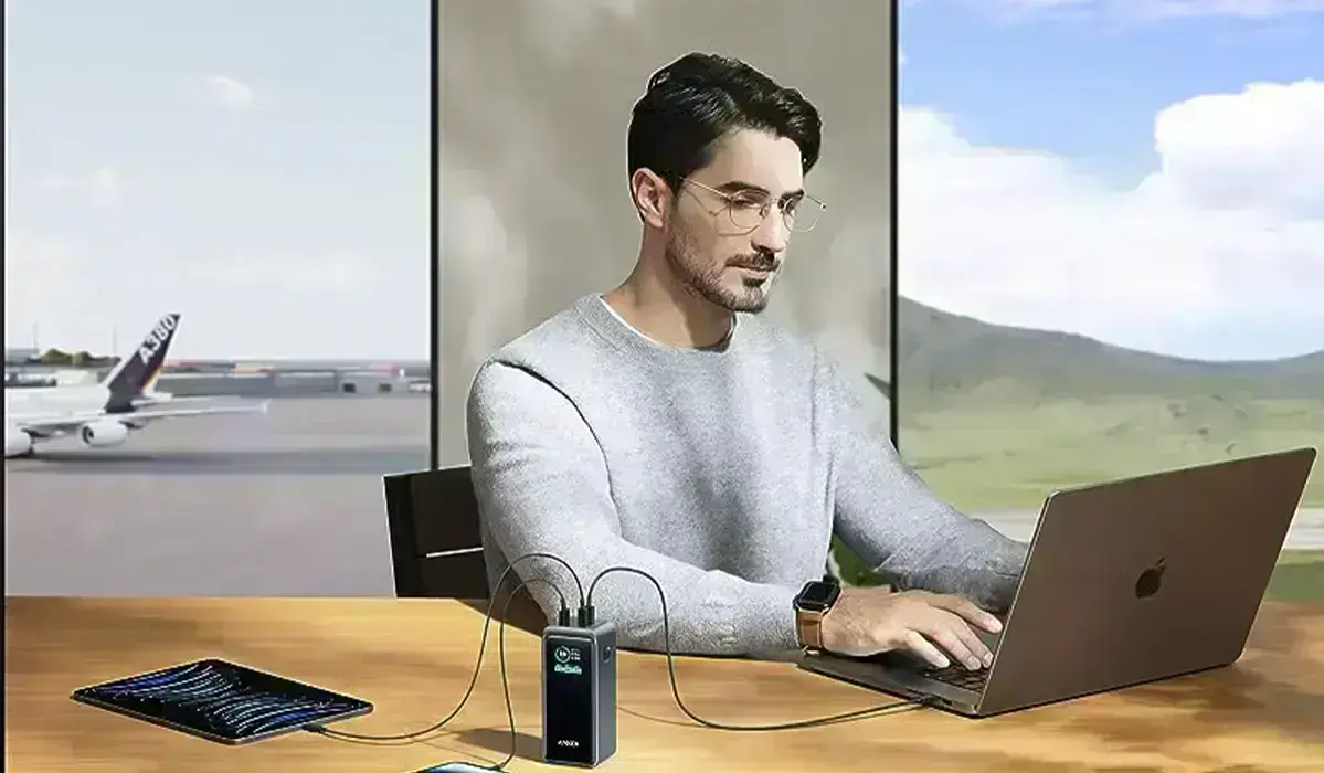 павербанк anker prime 20000mah і чоловік в аеропорту