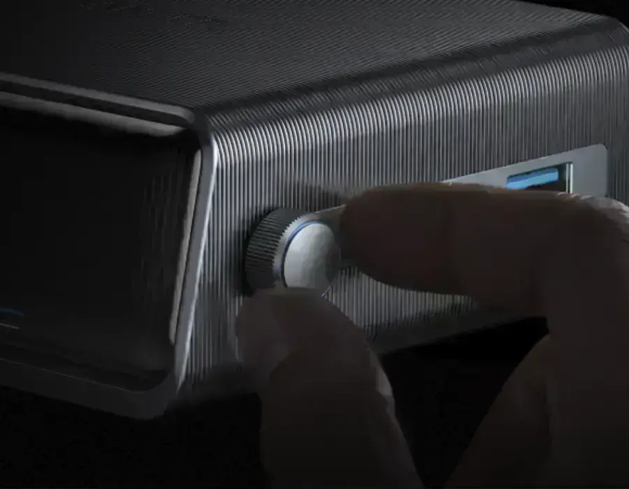 людина крутить коліщатко на зарядному пристрої anker prime charger