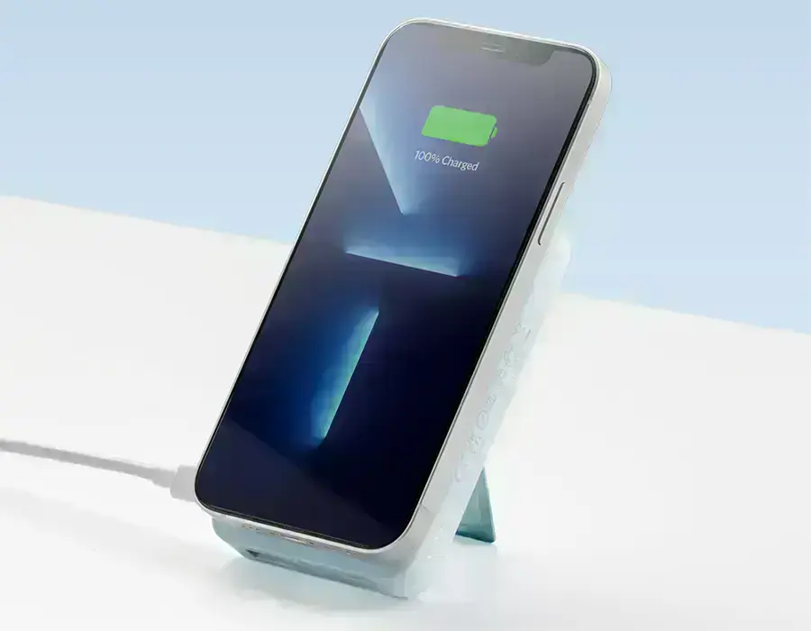 Павербанк Anker 633 одновременно заряжается и заряжает iPhone