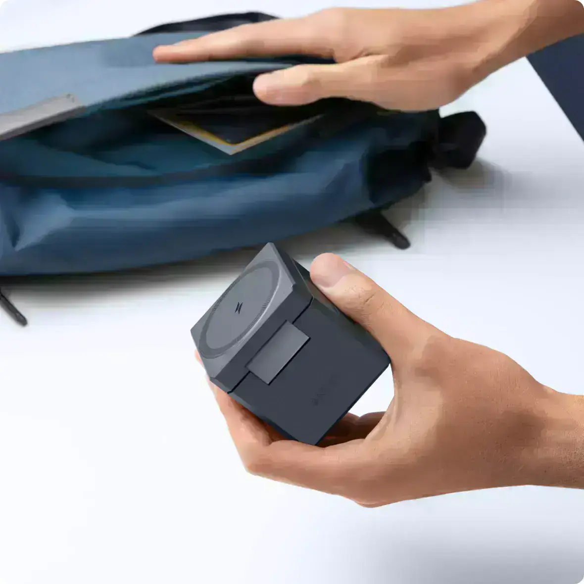 Компактная док-станция Anker 3-в-1 Cube на столе