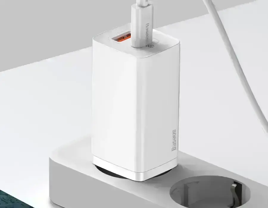 Зарядка нескольких устройств одновременно с помощью Baseus GaN2 Lite Quick Charger
