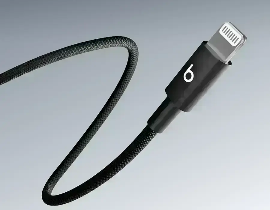 Общий вид кабеля Beats USB-C to Lightning в плетёной конструкции