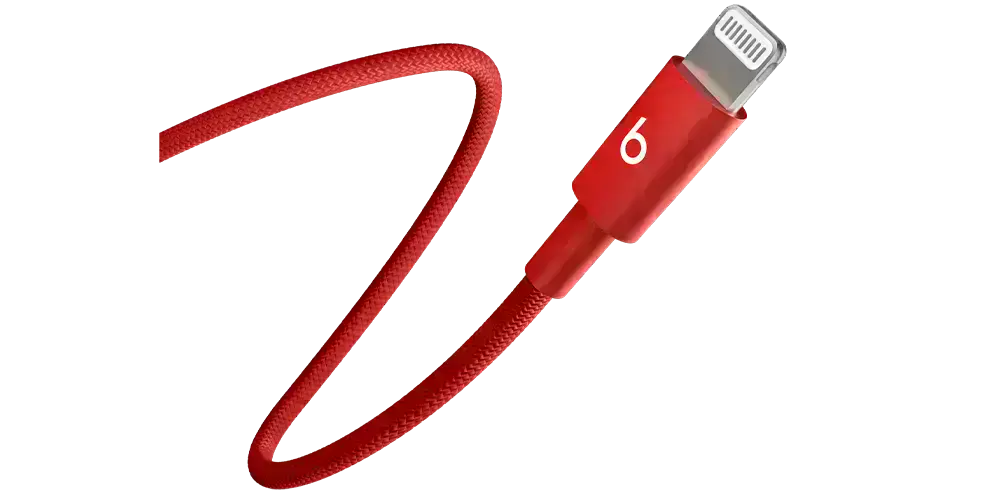 Кабель Beats USB-C to Lightning в плетёной оплётке, подключённый к iPhone
