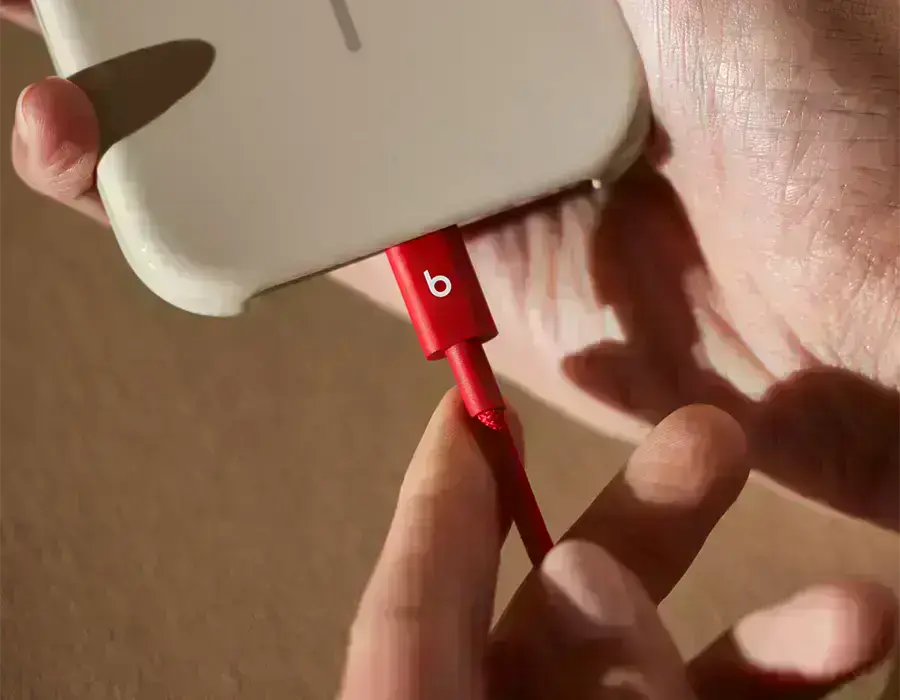 Кабель Beats USB-C, подключённый к Android-смартфону
