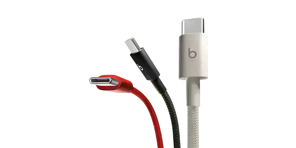 Кабель Beats USB-A to USB-C, крупный план с подключением к устройству