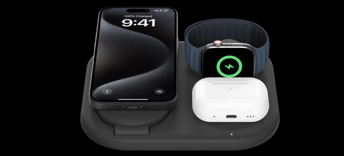 Belkin BoostCharge 3-in-1 у розкладеному вигляді з iPhone, Apple Watch і AirPods