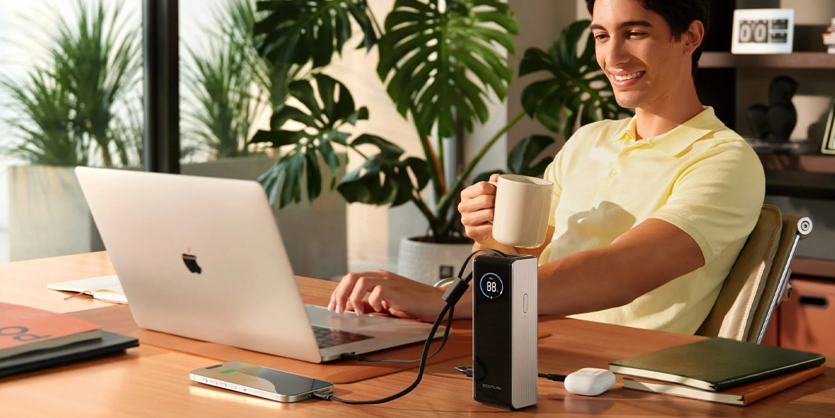 Павербанк EcoFlow RAPID Powerbank 25000 мА·год підключений до ноутбука