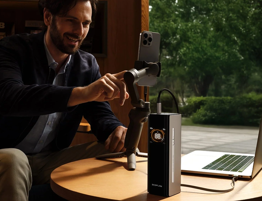 EcoFlow RAPID Pro с выдвинутым встроенным кабелем USB-C