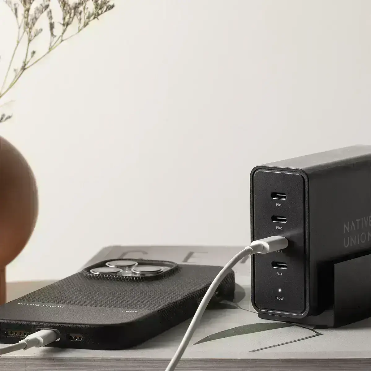 native-union-fast-gan-charger-pd-140w-desktop-3