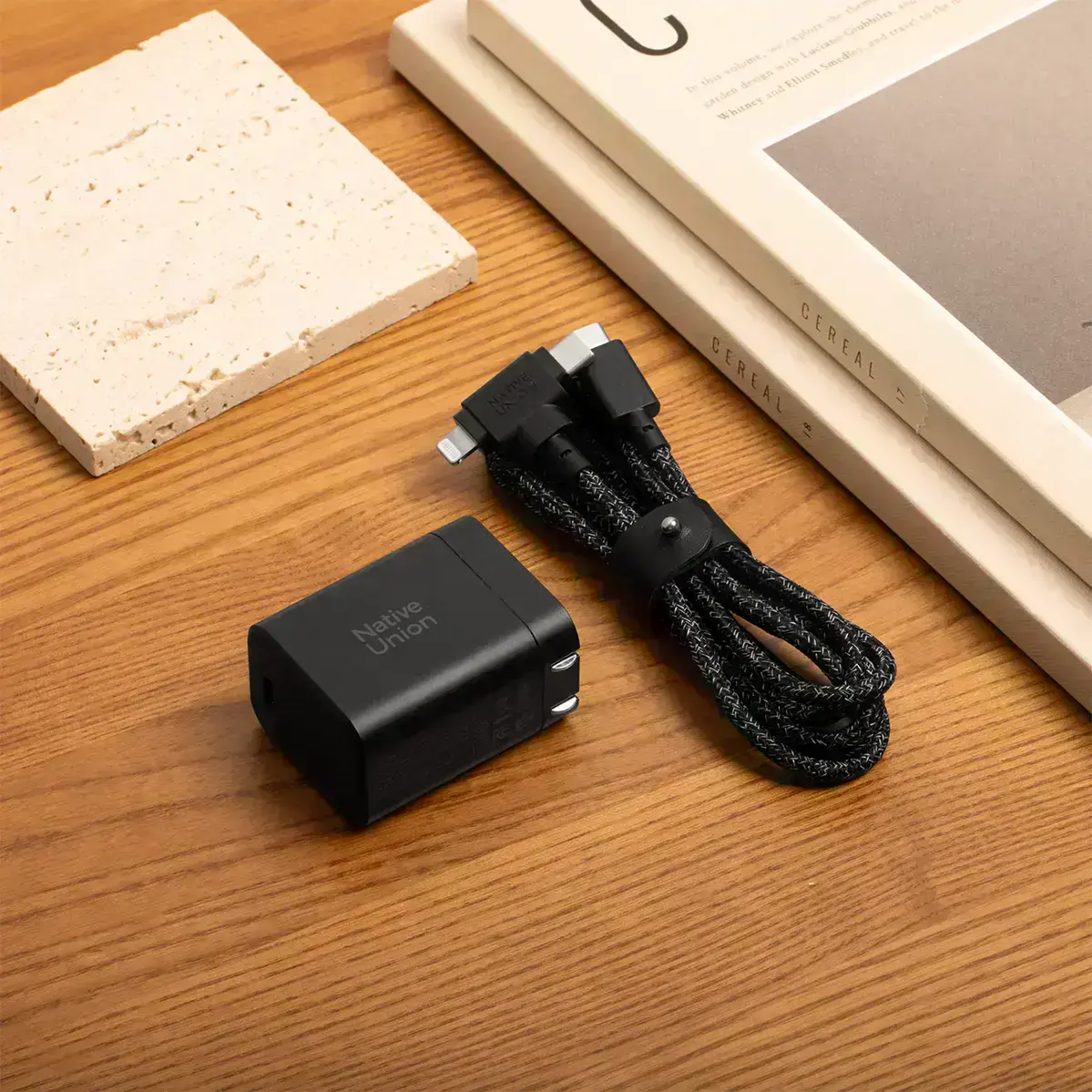 Зарядное устройство Native Union Fast GaN Charger PD 45W для быстрой зарядки в пути