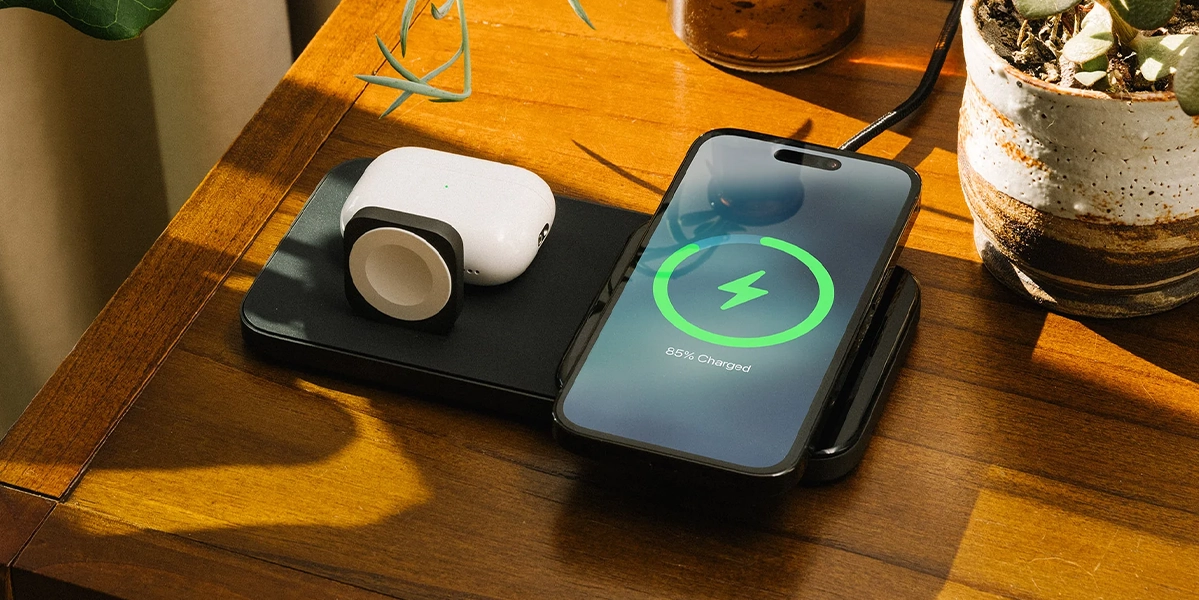 Nomad Base One Max вид сверху с заряженными iPhone, Apple Watch и AirPods