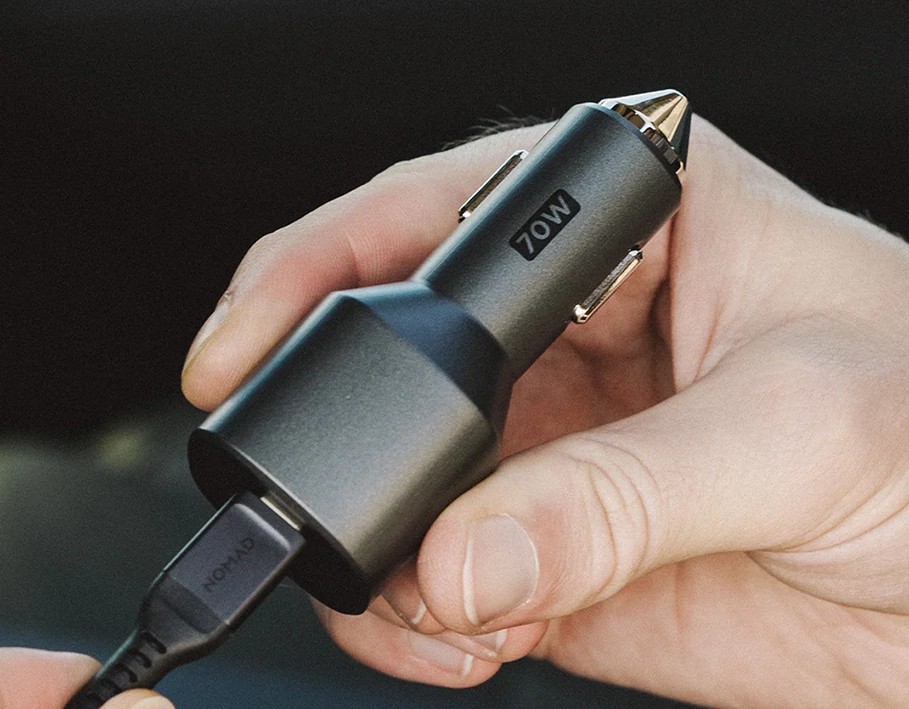 Компактний автомобільний зарядний пристрій Nomad Dual Port USB-C в роботі