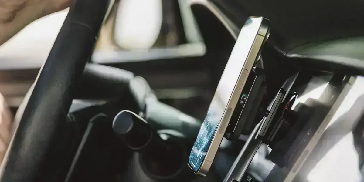 Загальний вигляд автомобільного тримача Nomad Magnetic Car Vent Mount у салоні авто