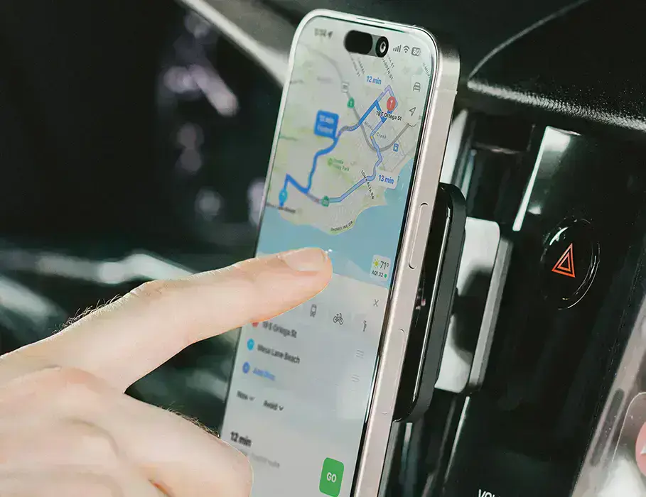 iPhone, прикріплений до магнітного тримача Nomad під час використання навігації