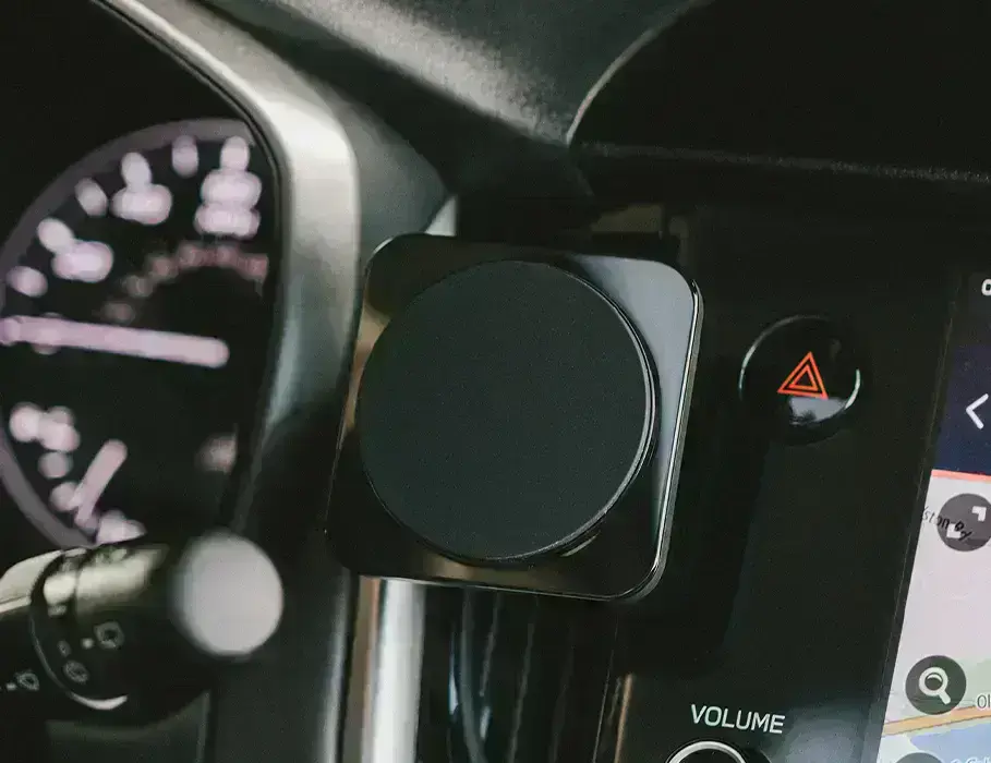 Ближній план тримача Nomad Magnetic Car Vent Mount із полікарбонатним корпусом і скляною панеллю