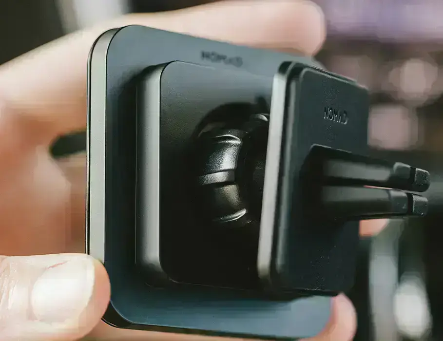 Регулювання кута огляду тримача Nomad Magnetic Car Vent Mount за допомогою кульового шарніра