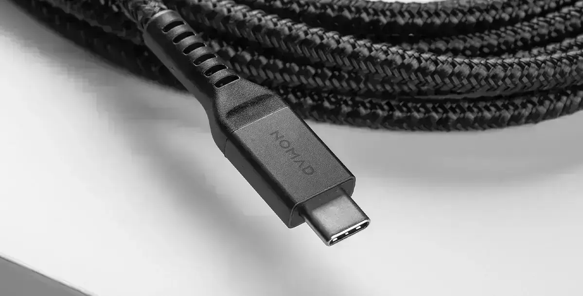 Общий вид кабеля Nomad USB-C Kevlar Cable на тёмном фоне