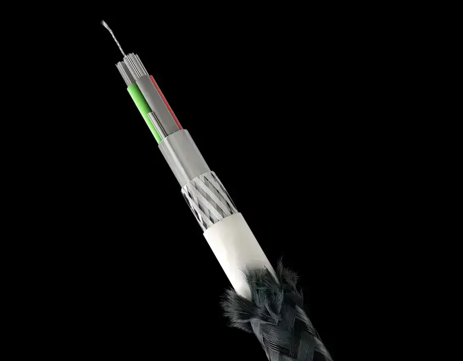 Крупный план текстуры кевларовой оплётки кабеля Nomad USB-C Kevlar Cable
