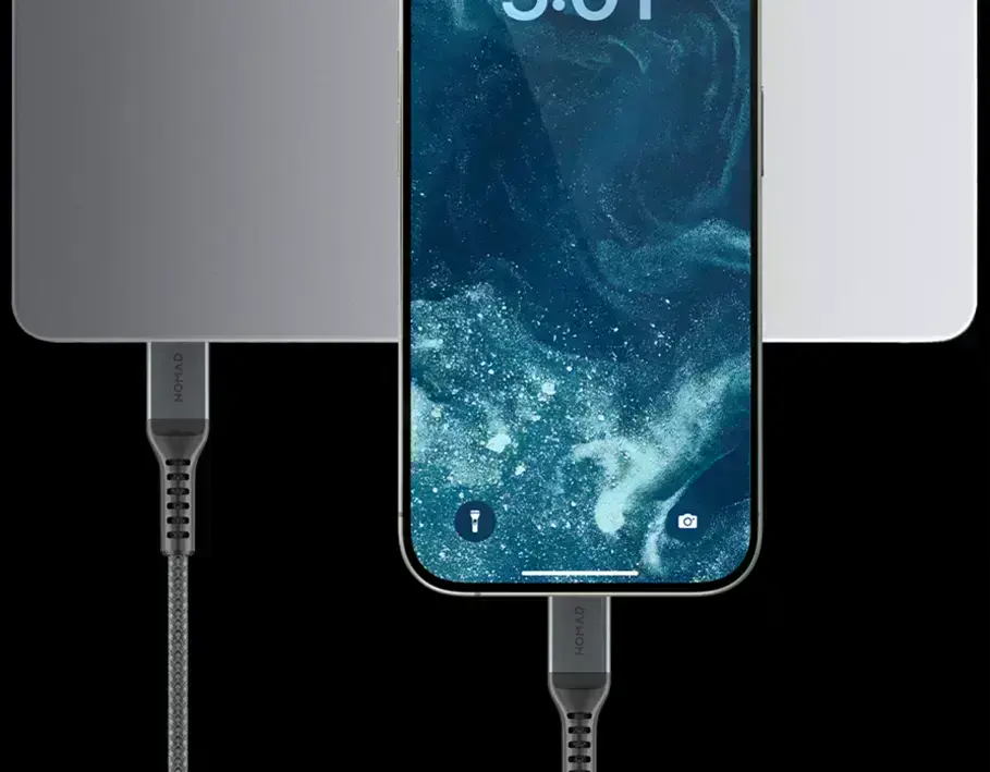 Кабель Nomad USB-C Kevlar Cable, подключённый к ноутбуку для быстрой зарядки