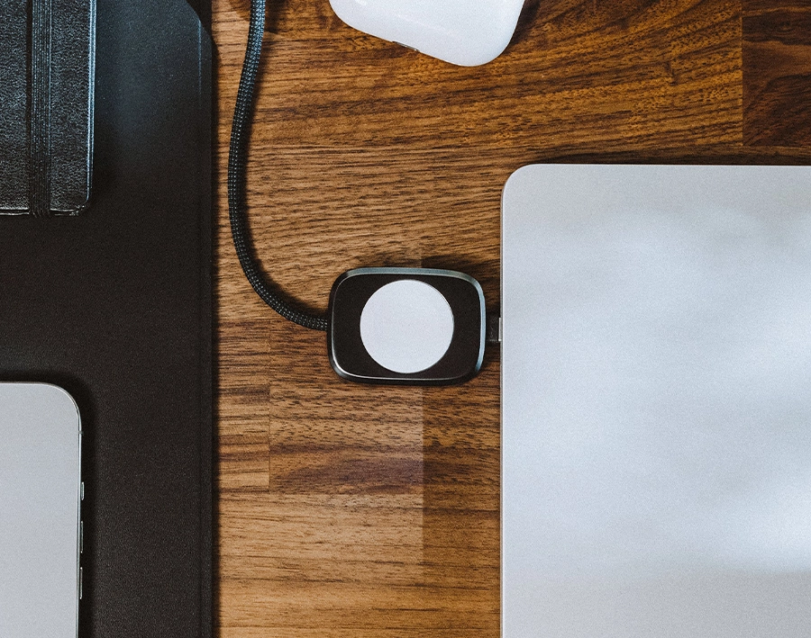 Универсальный кабель Nomad с встроенным штекером для Apple Watch, вид сбоку