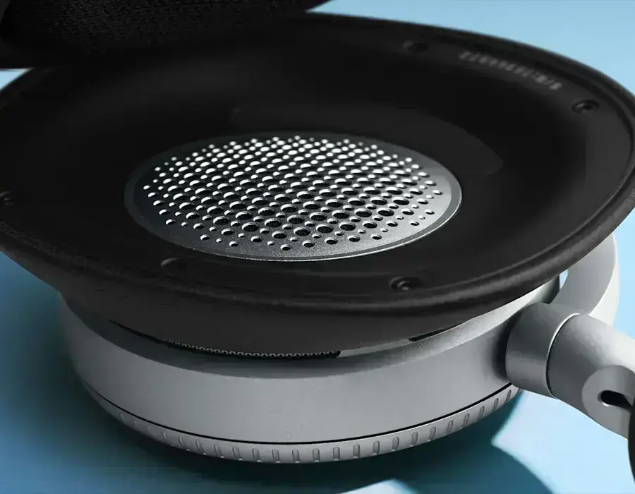 Навушники Beoplay H100 крупним планом з титановими динаміками