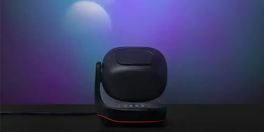JBL PartyLight Beam проектує світло на стіну в темній кімнаті
