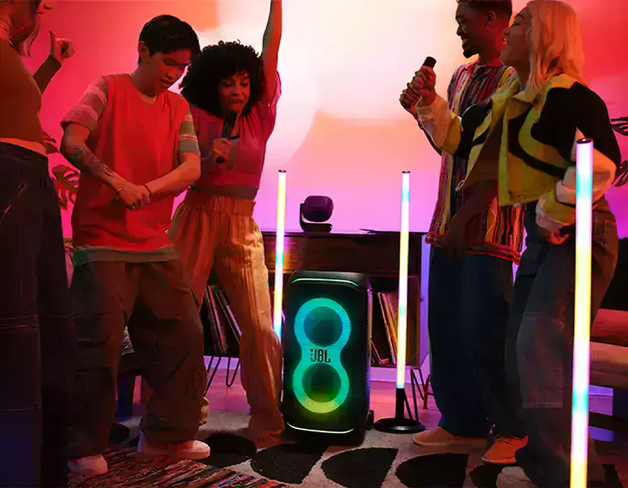 JBL PartyLight Stick на вечеринке, освещает пространство ярким светом