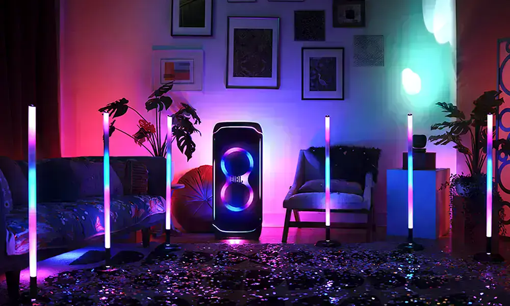 JBL PartyLight Stick на заднем дворе, защищён от брызг