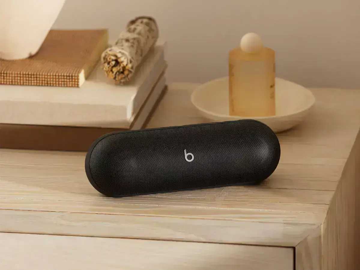 колонка beats pill стоїть на столі