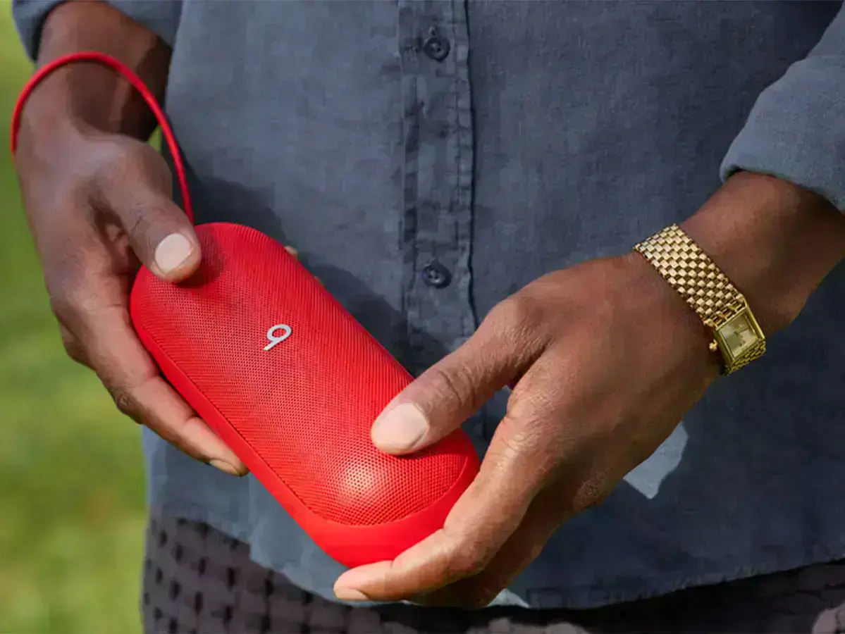 чоловік тримає колонку beats pill в червоному кольорі