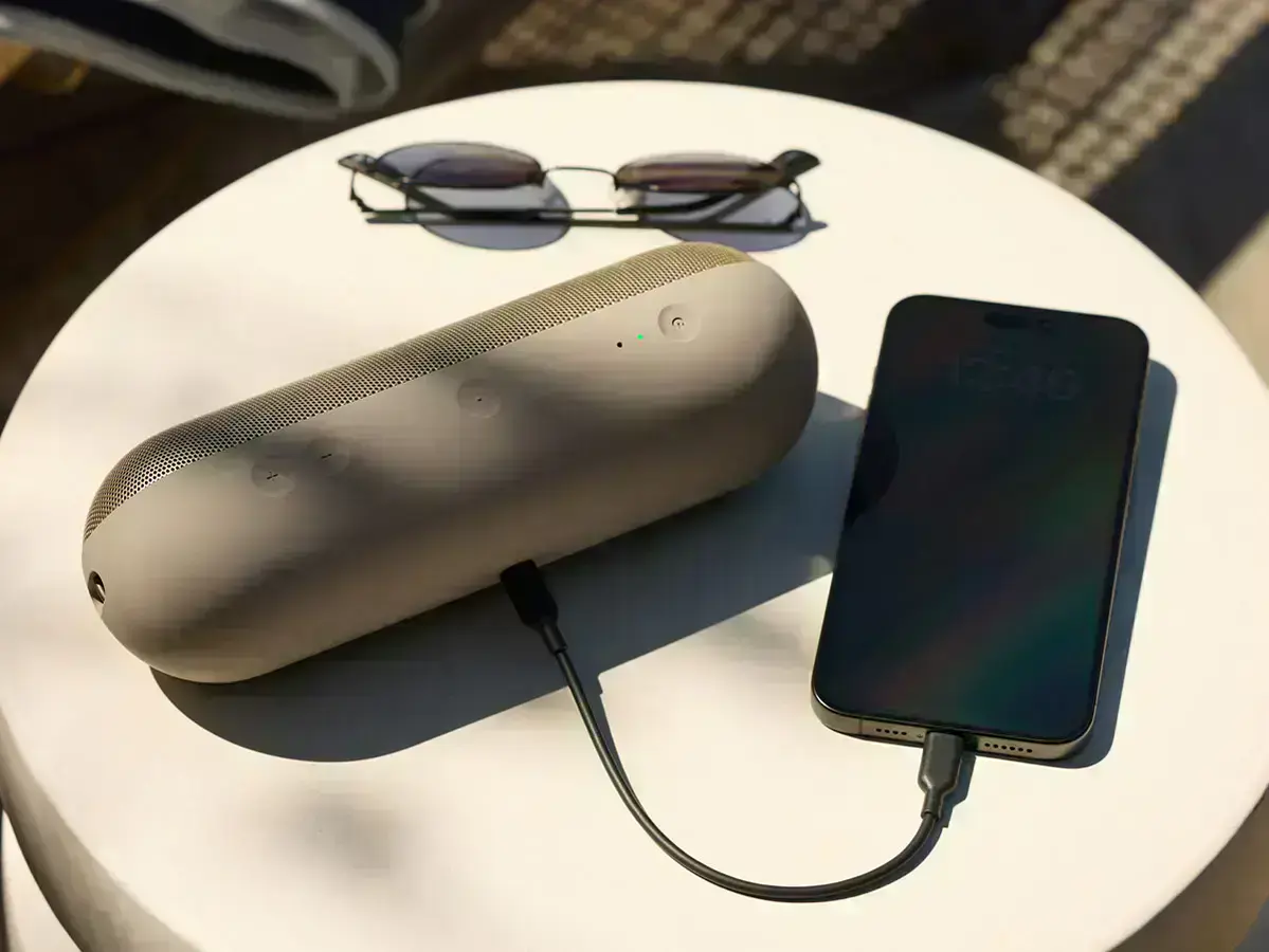 колонка beats pill відтворює аудіо через кабель usb-c