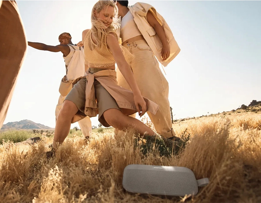Колонка Bose SoundLink Flex II на фоні води — зображення збоку