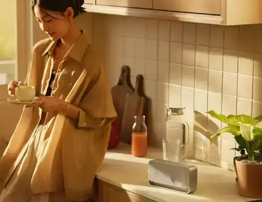 Колонка Bose SoundLink Home у світлому інтер’єрі на кухонному столі