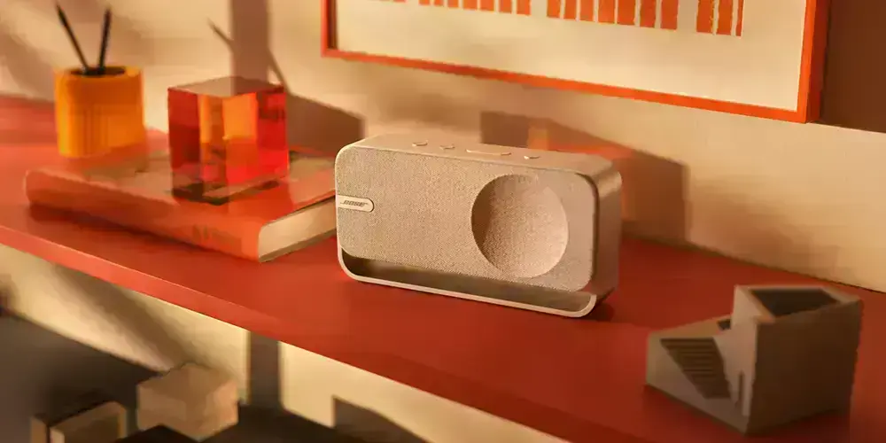 Портативна колонка Bose SoundLink Home на дерев’яній полиці
