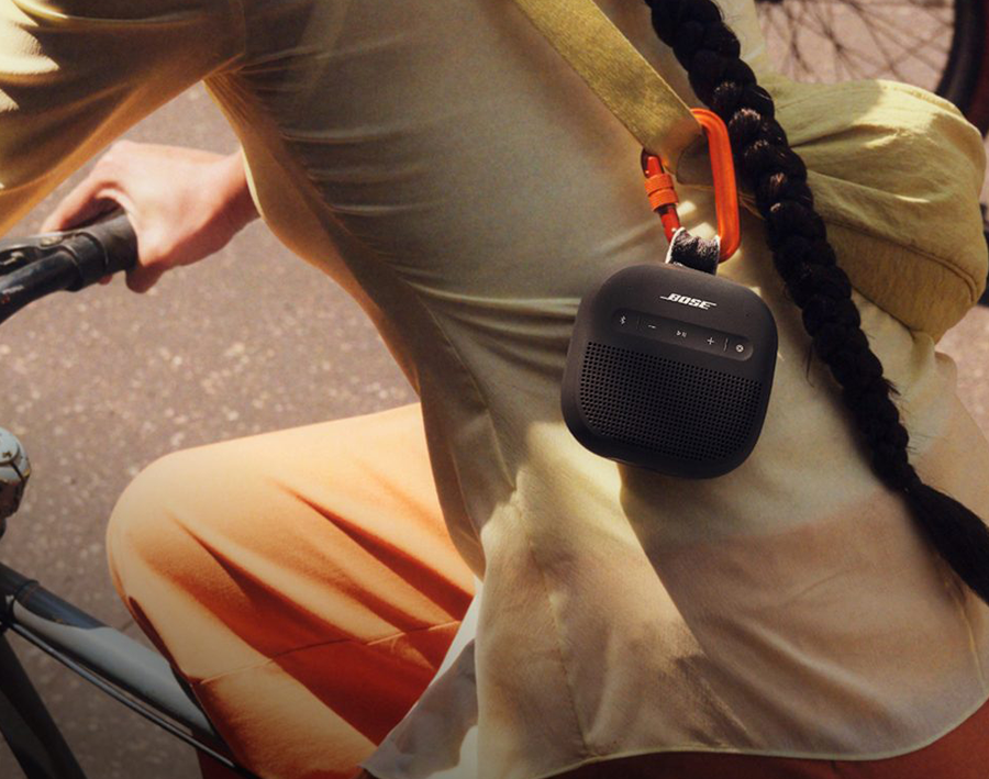 SoundLink Micro 2 прикріплений до рюкзака