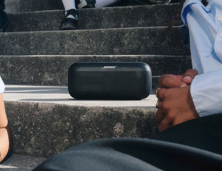 Две колонки Bose SoundLink Plus в стереорежиме на природе