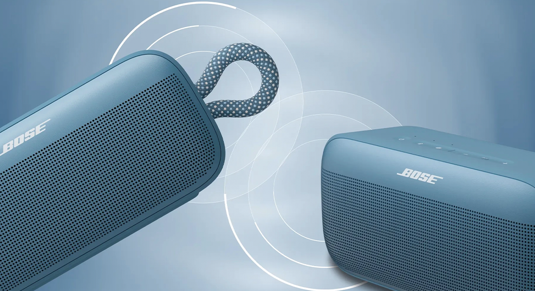Портативная Bluetooth колонка Bose SoundLink Plus на столе