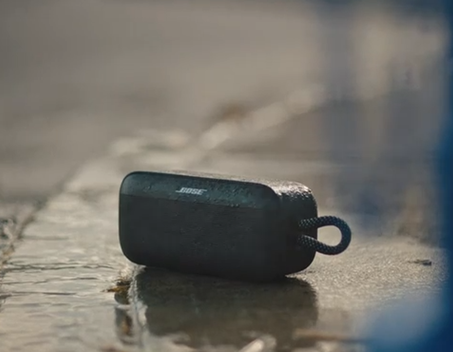 Колонка Bose SoundLink Plus лежит в воде, демонстрируя защиту IP67