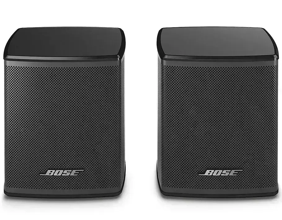 Пара динаміків Bose Surround Speakers чорного кольору на білому фоні