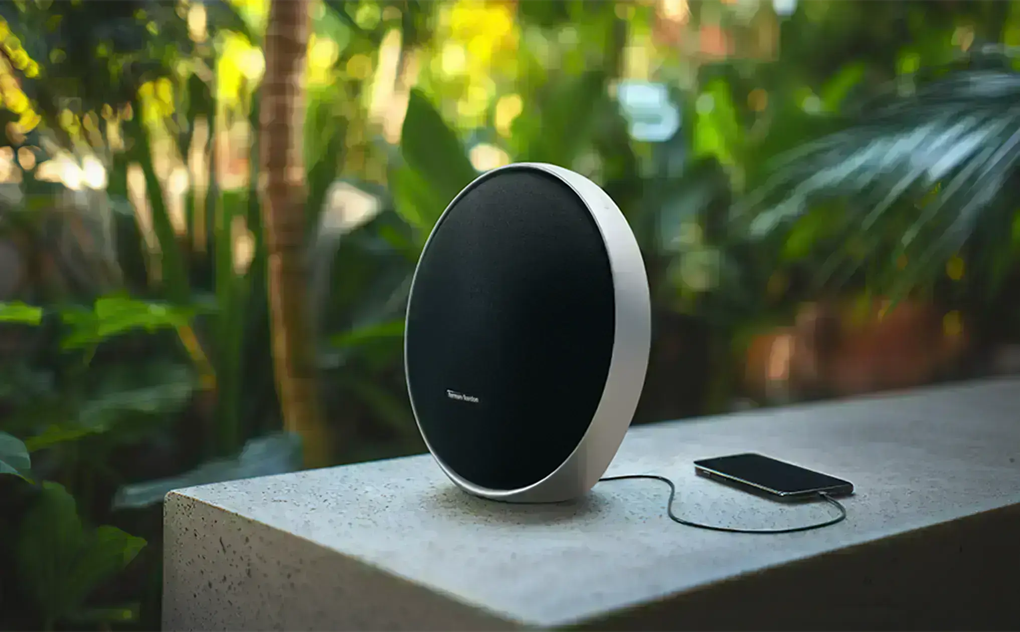 Колонка Harman Kardon Onyx Studio 9 з видимою інтегрованою ручкою, передній вигляд в чорному кольорі