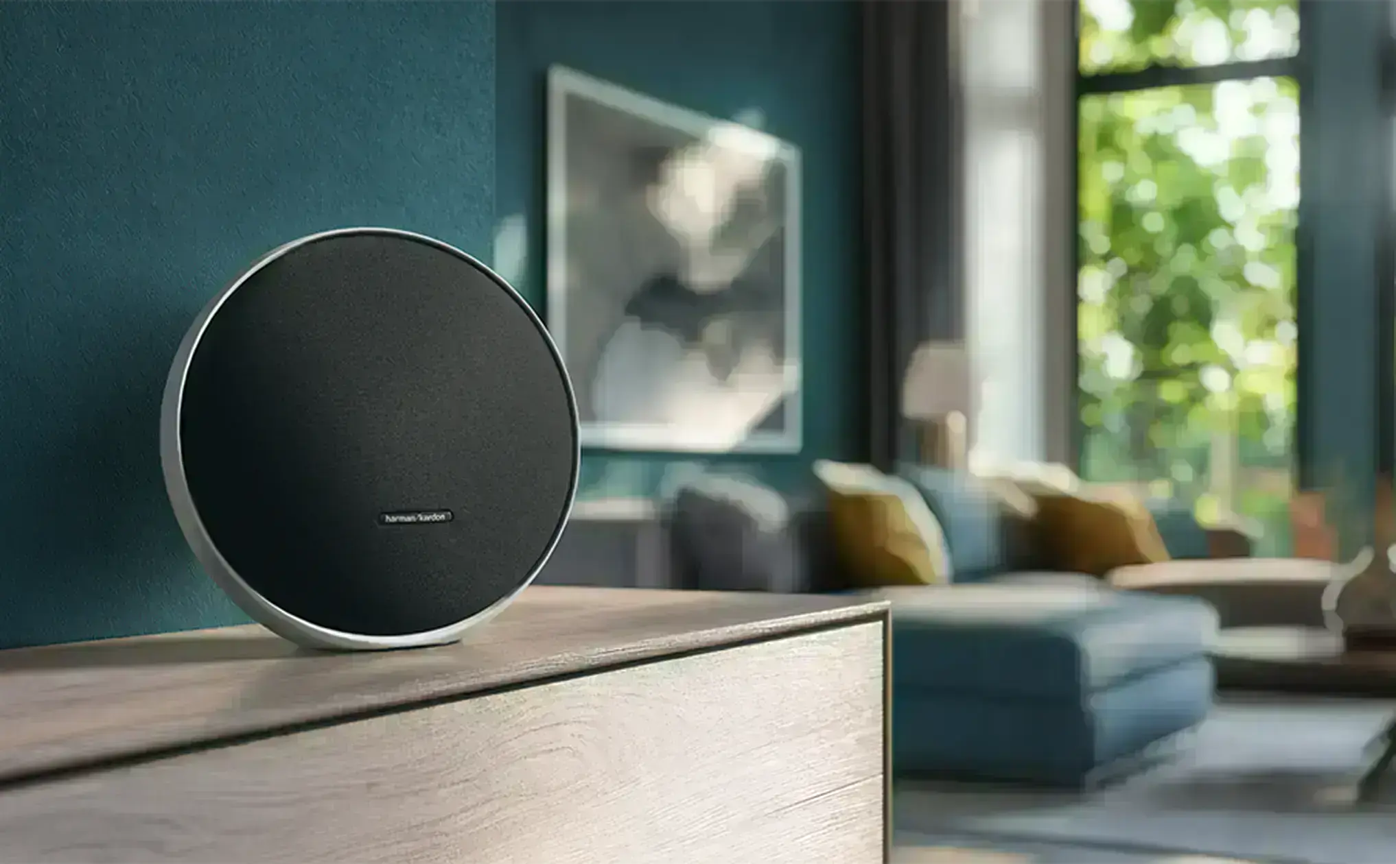 Колонка Harman Kardon Onyx Studio 9 в чорному кольорі з інтегрованою ручкою, розташована на горизонтальній поверхні