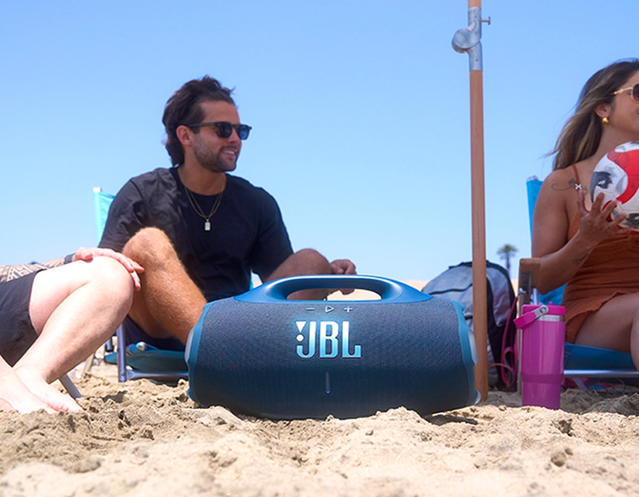 JBL Boombox 4 спереди: динамики с технологией AI Sound Boost